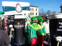 Bier-Homepage.de - Rund um's Thema Bier: Biere, Hopfen, Reinheitsgebot, Brauereien. | Foto: Irland-Fans feiern stilecht den St. Patrick's Day in Mnchen. Mehr als 30.000 Besucher werden dieses Jahr erwartet!