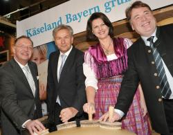 Landwirtschaft News & Agrarwirtschaft News @ Agrar-Center.de | Agrar-Center.de - Agrarwirtschaft & Landwirtschaft. Foto: Bayrischer K�segenuss zum Messestart.