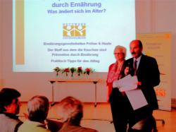 SeniorInnen News & Infos @ Senioren-Page.de | Foto: Karin G. Mertel, Vorsitzende des Netzwerk-Osteoporose e.V. und Herbert Kaul, Geschftsfhrer des Behinderten-Sportverbandes Nordrhein-Westfalen e.V. bei der Vorstellung der Kooperation beider Verbnde in Bonn.