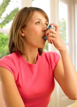 SeniorInnen News & Infos @ Senioren-Page.de | Foto: Menschen, die  wie diese junge Frau  Asthma oder auch chronische Bronchitis haben, leiden bei einer Grippeinfektion besonders schwer. Fr Sie ist eine Schutzimpfung besonders wichtig. Foto: WEDOpress.