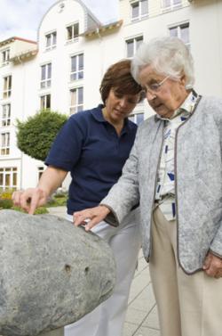 SeniorInnen News & Infos @ Senioren-Page.de | Foto: Neben der Freude am Umgang mit Menschen erfordert die Altenpflege auch fundierte Fachkenntnisse, die in der Ausbildung vermittelt werden.