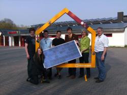 Alternative & Erneuerbare Energien News: Foto: Die Solarfamilie Axt zusammen mit Jrg Kiesgen vom Anlagenbetreiber GEDEA-Ingelheim (3. von rechts).