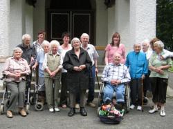 SeniorInnen News & Infos @ Senioren-Page.de | Foto: Die Bewohner des Haus Matthus unternehmen viel. Neben Freizeitaktivitten in der Senioreneinrichtung, werden auch Ausflge wie hier zur Drnschlade nach Wenden unternommen.
