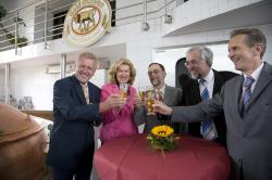 Bier-Homepage.de - Rund um's Thema Bier: Biere, Hopfen, Reinheitsgebot, Brauereien. | Foto: vl. Ernst Pfister, Ulrike Freund, Dr. Peter Kulitz, Ekkehard Freund, Otto Sälzle im Sudhaus der Brauerei Gold Ochsen.