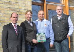 Landwirtschaft News & Agrarwirtschaft News @ Agrar-Center.de | Bild: (von li nach re) Landrat T. Kubendorff, C. Schulze Fcking, E G Hellwig und L. Hummert.