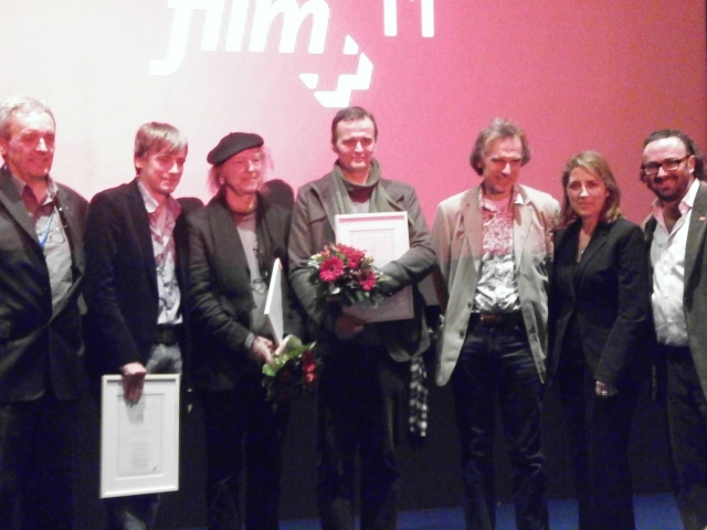 Auto News | Die drei stellvertretenden Preistrger (ab 2.v.l.) bei der Preisverleihung im Filmforum des Museum Ludwig in Kln