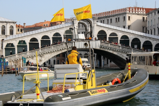 Duesseldorf-Info.de - Dsseldorf Infos & Dsseldorf Tipps | Das SeaHelp-Einsatzboot vor der Rialto-Brcke in Venedig