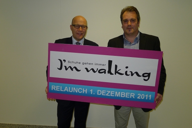Deutsche-Politik-News.de | Marc Opelt, der Vorsitzende der Geschftsfhrung der Baur-Gruppe (links), und Mark Hansen, der Leiter der Marke I’m walking (rechts), sind stolz auf den neuen Auftritt von I’m walking. Sie meinen: „Schuhe gehen immer!“