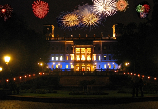 Bildergalerien News & Bildergalerien Infos & Bildergalerien Tipps | Schloß Albrechtsberg ermglicht einen phantastischen Blick auf Dresden und sein prchtiges Silvesterfeuerwerk.