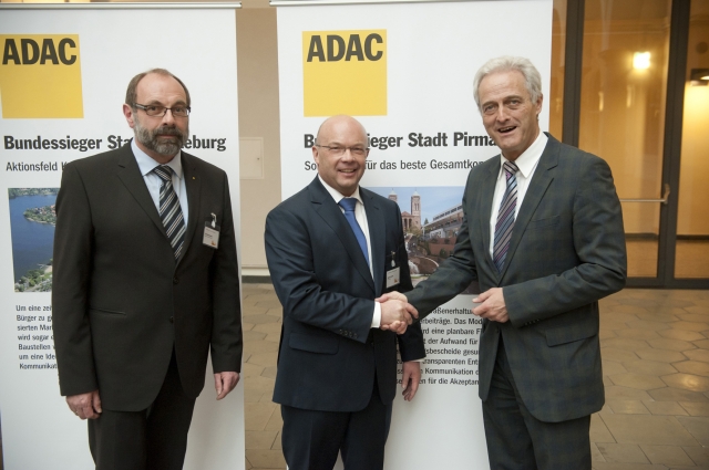 Deutsche-Politik-News.de | 16. Stdtewettbewerb / Preisverleihung in Berlin: ADAC Vizeprsident fr Verkehr Ulrich Klaus Becker mit Michael Schieler, Beigeordneter der Stadt Primasens, und Bundesverkehrsminister Dr. Peter Ramsauer (v.l.n.r.)