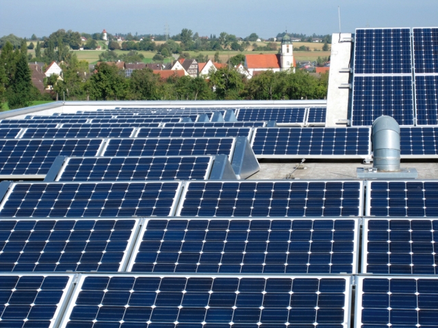 Deutsche-Politik-News.de | Photovoltaikanlage der Theben AG auf dem Dach des Produktionsgebudes in Haigerloch