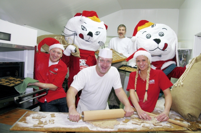 Tier Infos & Tier News @ Tier-News-247.de | Backen f�r die Tierheimtiere: die Maskottchen Streifi  und Flecki (hintere Reihe links und rechts), sowie der Profi-Hundekuchenb�cker Horst Schuberth und die Fressnapf-Mitarbeiter Dennis Bredtmann, Achim Sch�tz und Kim van Nieuwenborg (vorne von links)
