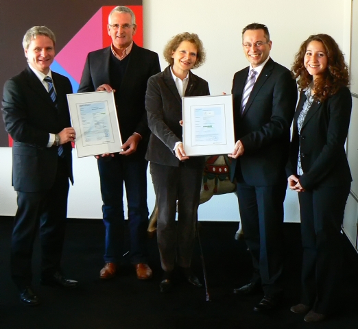 Deutsche-Politik-News.de | Bei der bergabe des TV-Zertifikates bei KNAUBER in Bonn: Ralf Mller, TV Rheinland Bereichsleiter Solar Fuel Cell Technology; Holger Vohrmann, Geschftsfhrer Knauber Minerall; Dr. Ines Knauber-Daubenbchel, geschftsfhrende Gesellschafterin von Knau