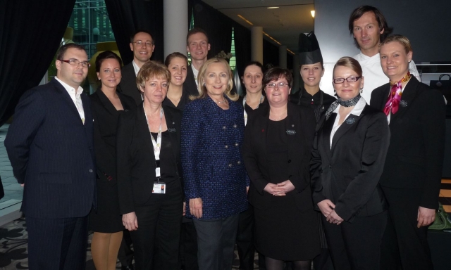 Hotel Infos & Hotel News @ Hotel-Info-24/7.de | Hillary Clinton (mitte) im Kameha Grand Bonn