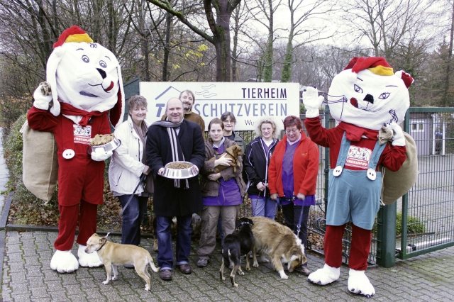 Tier Infos & Tier News @ Tier-News-247.de | Start der Weihnachtstour in Wuppertal: Tierheimleiterin Eva-Maria Scheugenpflug, Fressnapf-Unternehmenssprecher Achim Sch�tz und die Tierheim-Mitarbeiter Klaus Dunker, Rita Hein, Ulrike Lange, Manuela Z�lch, Regina Winkel (v.l.) sowie Streifi und Flecki.