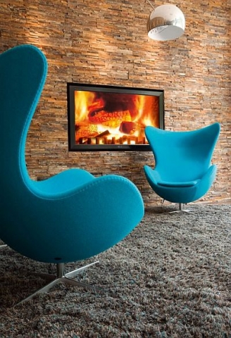 Hotel Infos & Hotel News @ Hotel-Info-24/7.de | Das darf in keinem Motel One fehlen: Die typischen Eggchairs vor dem virtuellen Kaminfeuer