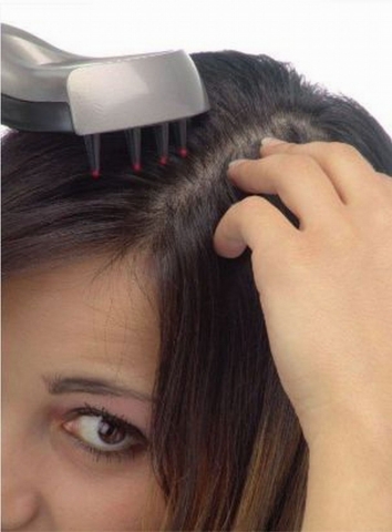 Kosmetik-247.de - Infos & Tipps rund um Kosmetik | Regelmßige Laserkamm-Behandlungen, zusammen mit Trico Plus-Ampullen von Svenson, knnen Haarausfall wirkungsvoll stoppen.
