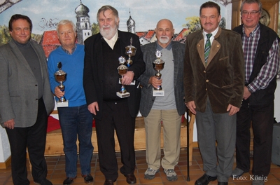 Deutsche-Politik-News.de |  Nach der letzten Partie beim 14. Senioren-Schach-Open Bad Griesbach  (v.l.): Hotelier Otto Wunsch, Dritter Dr. Wolfgang Weinwurm (A), Sieger IM Josef Pribyl, Zweiter Emil Macura (beide CZ),  Brgermeister Jrgen Fundke und Turnierleiter Werner Schubert. 