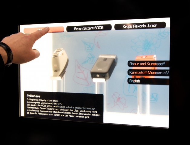 Auto News | Innovative Vitrine mit transparentem Touchscreen - von bluelemon Interactive 