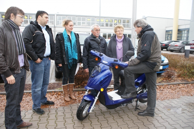 Deutsche-Politik-News.de | Foto: Herr Josef Stoiber mit seiner Frau; Herr Wolfgang Beyer, Techniker von elektroroller.de, Patrick Thoma, Geschftsfhrer Jurawatt, Miriam Thoma, Geschftsfhrerin von Elektroroller.de, Oliver Hofmann, Betriebsleiter Jurasun.