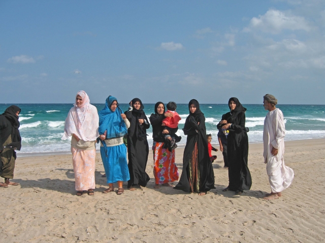 Pflanzen Tipps & Pflanzen Infos @ Pflanzen-Info-Portal.de | Frauen am Strand der Hafenstadt Sur, Oman