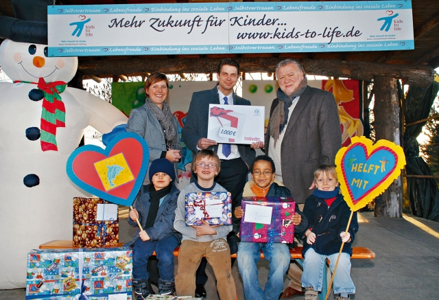 Koeln-News.Info - Kln Infos & Kln Tipps | bergabe des Spendenschecks und der Geschenke durch Trenkwalder-Geschftsfhrer Tobias M. Schtze (Mitte) und Christine Senninger, Leiterin Personalentwicklung, an 