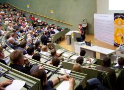 Alternative & Erneuerbare Energien News: Foto: Prof. Scholl beim Vortrag vor ber 300 Gsten an der Uni Stuttgart.