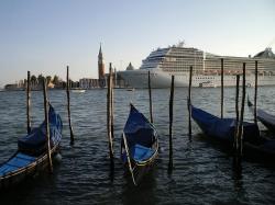 Landleben-Infos.de | Foto: Kreuzfahrtschiff in Venedig.