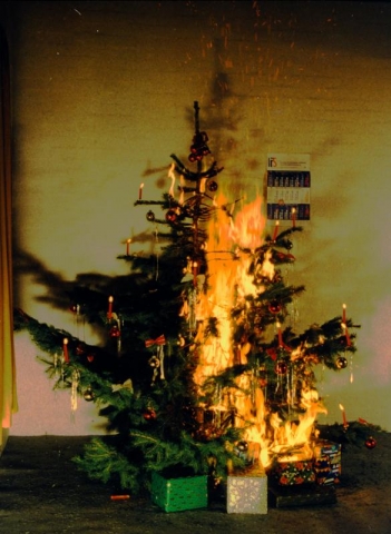 TV Infos & TV News @ TV-Info-247.de | Es ist schnell passiert: Vorsicht bei brennenden Kerzen am Weihnachtsbaum.