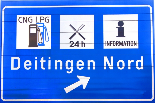 Deutsche-Politik-News.de | Hinweisschilder auf Autogastankstellen an Schweizer Autobahnen