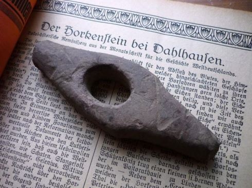 Historisches @ Historiker-News.de | Gefundenes Steinbeil, erdichteter Opferstein. Foto: Lars Friedrich/Hattingen
