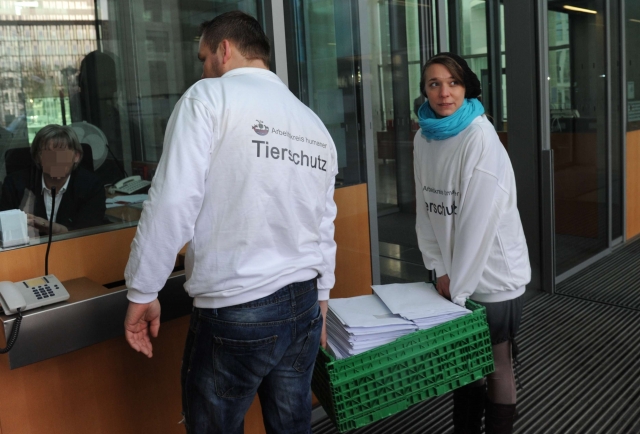Tier Infos & Tier News @ Tier-News-247.de | Aktivisten vom Arbeitskreis f�r humanen Tierschutz �berreichen pers�nliche Schreiben zum Thema Sch�chten f�r alle Mitglieder des Deutschen Bundestags