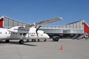 fluglinien-247.de - Infos & Tipps rund um Fluglinien & Fluggesellschaften | InterSky Dash8-300 vor dem Terminal in Memmingen