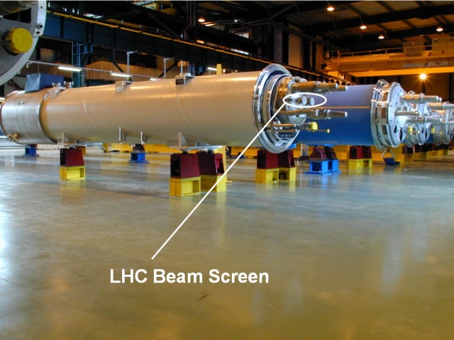 Deutsche-Politik-News.de | Kleines Blech, große Wirkung: Die Teile mit dem Sgezahnprofil lenken die Elementarteilchen im LHC in die richtige Bahn.