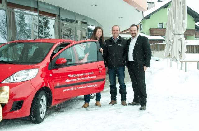 News - Central: Die Gewinnerin des Autos der WGA Barbara Kastelic, Alfred Neumayer (Autohaus) und Christian Hofmann (Obmann WGA):