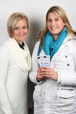Deutsche-Politik-News.de | Obfrau des Stadtmarketing Radstadt Marion Sampl mit der Gewinnerin Andrea Listberger