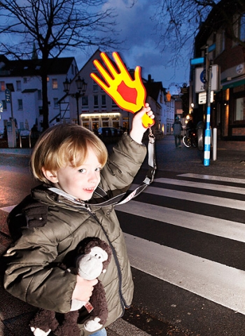 Auto News | Sinnvolles Spritzgussteil fr mehr Sicherheit: Die reflektierende Signalhand von AFK.