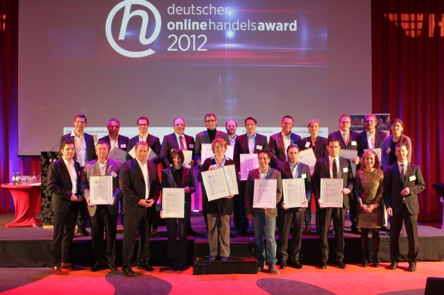 Deutsche-Politik-News.de | Verleihung des Online-Handels-Award 2012 in Bonn. Stephan Weber, Mitglied der Geschftsleitung von shop-apotheke.com, nimmt die Auszeichnung entgegen (1. Reihe, 3. von rechts).