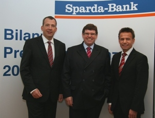 Deutsche-Politik-News.de | Der Vorstand der Sparda-Bank Nrnberg freut sich ber das erfolgreiche Geschftsjahr 2011 (v.l.): Stefan Schindler, Volker Khler (Vorsitzender), Thomas Lang.