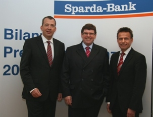 Finanzierung-24/7.de - Finanzierung Infos & Finanzierung Tipps | Der Vorstand der Sparda-Bank Nrnberg freut sich ber das erfolgreiche Geschftsjahr 2011 (v.l.): Stefan Schindler, Volker Khler (Vorsitzender), Thomas Lang.