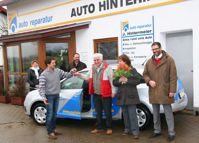 Deutsche-Politik-News.de | Schlsselbergabe bei Meisterhaft (von links): Edith Niedermayr vom Marketing der ATR SERVICE GmbH, Werkstattchef Josef Hintermeier, Erwin Berger von Stahlgruber, Gewinner Walter Kerschner mit Ehefrau und Eric-Daniel Dietrich von Seat Deutschland.