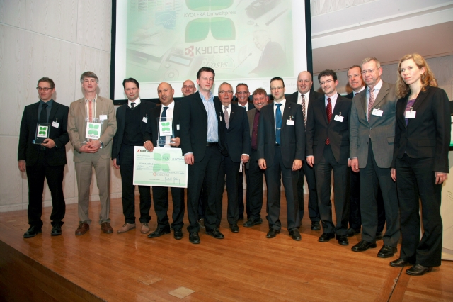 Deutsche-Politik-News.de | KYOCERA-Umweltpreis: Gruppenbild der Preistrger mit Prof Klaus Tpfer (7. v.l.), ehem. Bundesumweltminister, und Reinhold Schlierkamp (8. v.l.), Geschftsfhrer KYCOERA MITA DEUTSCHLAND GmbH und KYOCERA MITA AUSTRIA GmbH