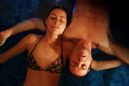 News - Central: Floating am Valentinstag fr verliebte Paare im tranxx schwebebad & massagewelt