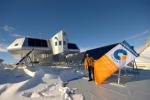 Alternative & Erneuerbare Energien News: Foto: Thomas Gillon von Consolar vor der Polarstation >> Princess Elisabeth >> in der Antarktis.