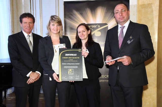 News - Central: Karina Michalko M.A. (2.v.l.) und Mag. Christine Kohlreiter (beide Human Resources ZKW) mit Bundesminister Dr. Karlheinz Tchterle (links) und Studienautor Markus Gruber (rechts). Credit: GPK Event und Kommunikationsmanagement GmbH/APA-Fotoservice/Schedl