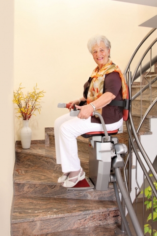 SeniorInnen News & Infos @ Senioren-Page.de | Schmale Treppe? Ein Treppenlift nimmt steilen oder schmalen Treppen ihren Schrecken und erhlt die Mobilitt bis ins hohe Alter.