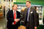 Foto: Biofino-Geschftsfhrer Christoph Reents (rechts) begrte den Landtagsabgeordneten Clemens Groe Macke auf der BioFach 2011. |  Landwirtschaft News & Agrarwirtschaft News @ Agrar-Center.de