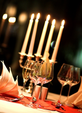 Valentinstag-Infos.de - Infos & Tipps rund um den Valentinstag | Candlelight Dinner im Restaurant Maximilian Frankfurt. Bild: Helene Souza, Pixelio
