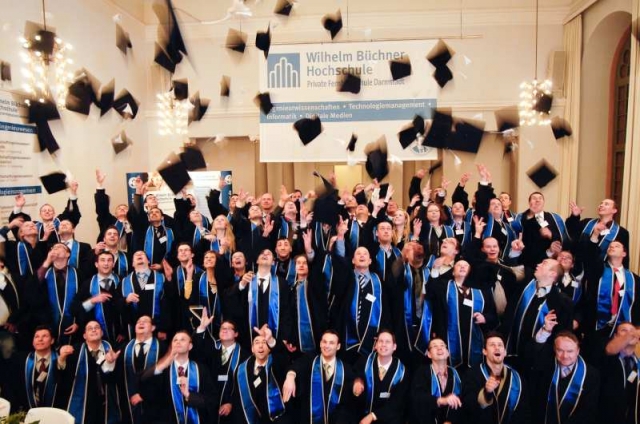 Wien-News.de - Wien Infos & Wien Tipps | Sie haben es geschafft! Absolventen der Wilhelm Bchner Hochschule mit Talar und Barett.