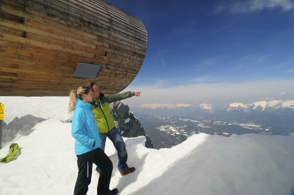 Deutsche-Politik-News.de | Paar blickt neben der Bergwelt Karwendel ins Isartal bei Mittenwald  (Oberbayern)